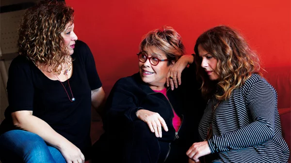 Δήμητρα Γαλάνη, Ελένη Τσαλιγοπούλου, Γιώτα Νέγκα μιλούν για το λαϊκό που μας ενώνει 