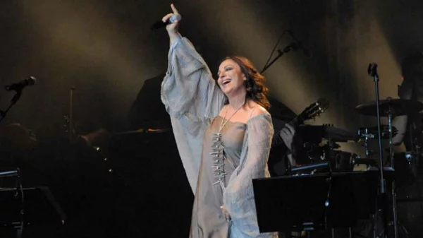 «Ένα φιλί του κόσμου»: μια ιστορική συναυλία που έδωσε η Χάρις Αλεξίου στο ΟΑΚΑ πριν από 20 χρόνια  