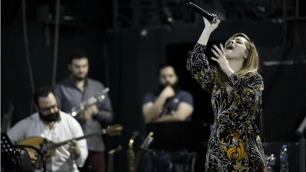 Είδαμε πρώτοι τις πρόβες της Νατάσσας Μποφίλιου στον «Βοτανικό»