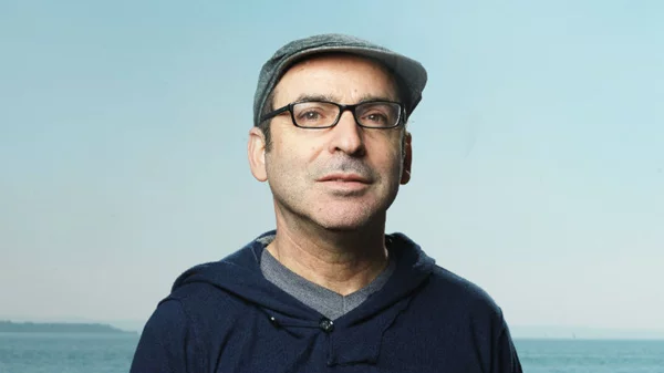 Στράτος Τζίτζης: «Μου αρέσει το χιούμορ που βγαίνει από απόγνωση»