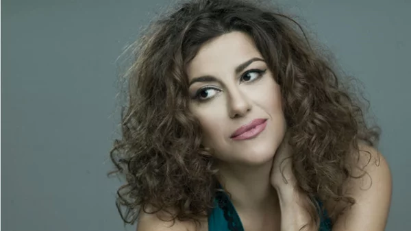 Η Σοφία Παπάζογλου διασκευάζει παλιά λαϊκά