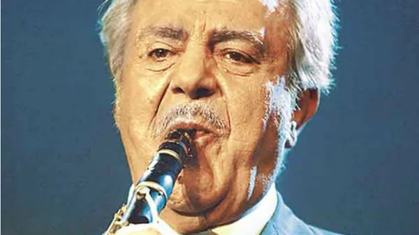 Με το κλαρίνο του Πετρολούκα