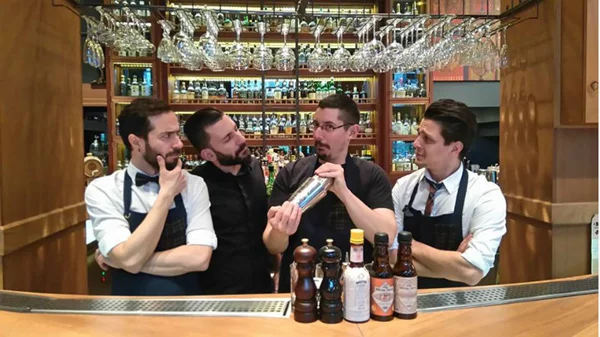 Ο Αλέξανδρος Τσιοτίνης για πρώτη φορά bartender