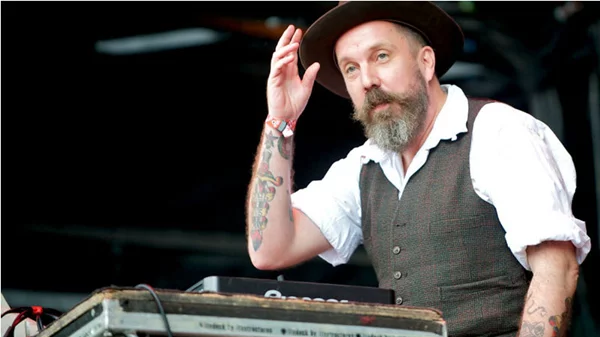 Ο θεϊκός Andrew Weatherall στο «Six D.O.G.S.»