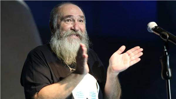 Ο Τζίμης Πανούσης «παλεύει με τις εικόνες»