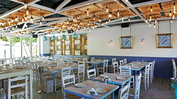 «Ψαρώσαμε»: στη Γλυφάδα, σαν σε νησί