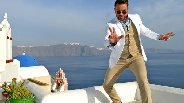 Ο Ηλίας Βρεττός «πετάει ψηλά» στο «ΑΚΑΝθUS»