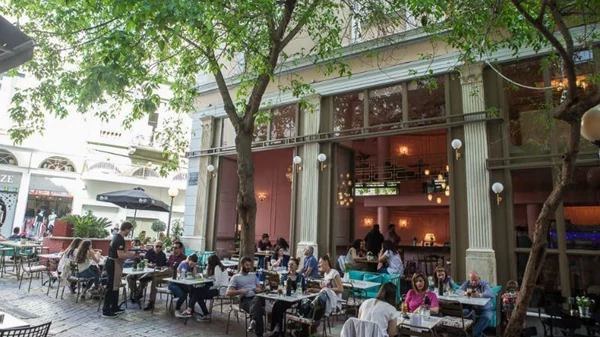 Otto: Εντυπωσιακή άφιξη στο κέντρο με μελετημένα cocktails  