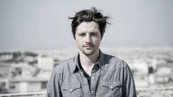 Ραφαέλ Περσονάζ: «Η δουλειά του ηθοποιού είναι να ζει το ρόλο στο πετσί του, σχεδόν μαζοχιστικά»  