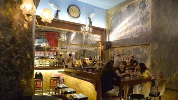 «Βungalow 19»: Μπελ Επόκ Περιστερίου