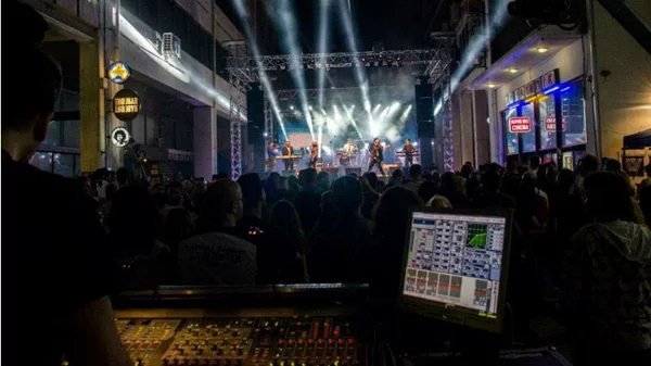 Street party στο «Troubar»