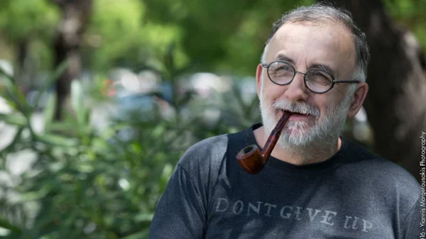 Θάνος Μικρούτσικος: Από τη στιγμή που ανεβαίνω στη σκηνή, μεταμορφώνομαι! 