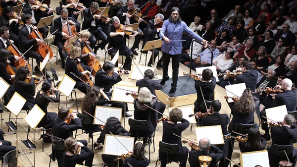 Άνισες εντυπώσεις και προβληματισμοί από τη συναυλία Καβάκου- Φιλαρμονικής Γαλλικής Ραδιοφωνίας