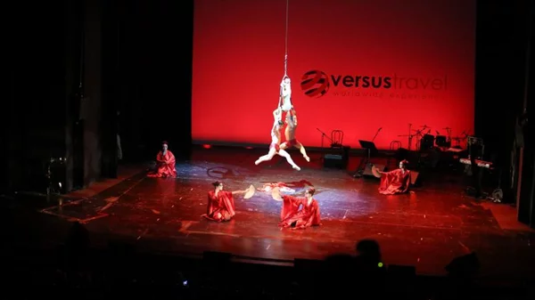 To Versus travel στο Παλλάς 