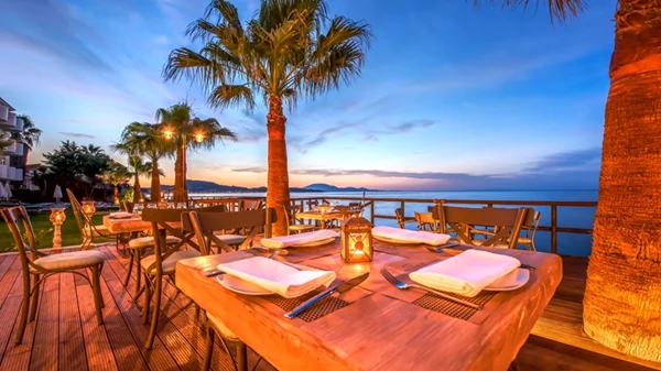 «Anadalis Restaurant»: μεσογειακό fusion επάνω στο κύμα 