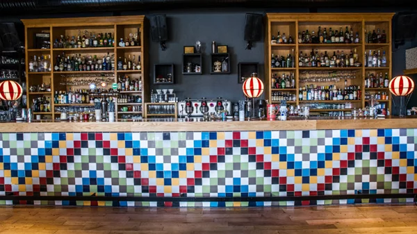 To Theory Bar & More έχει φιλοξενούμενους