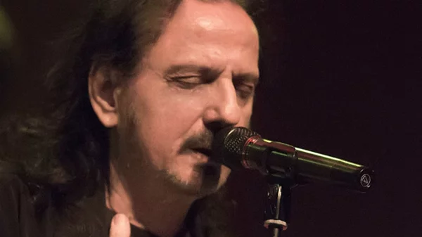 Πάνος Κατσιμίχας και Κίτρινα Ποδήλατα στο Βεάκειο