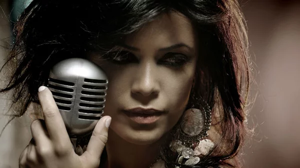 Η γοητεία της Yasmin Levy