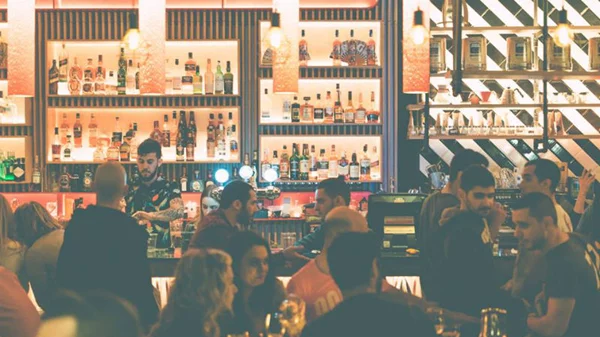 Δροσερές μουσικές και κοκτέιλ τον Ιούλιο στο «Pop Up Cocktail Bar»