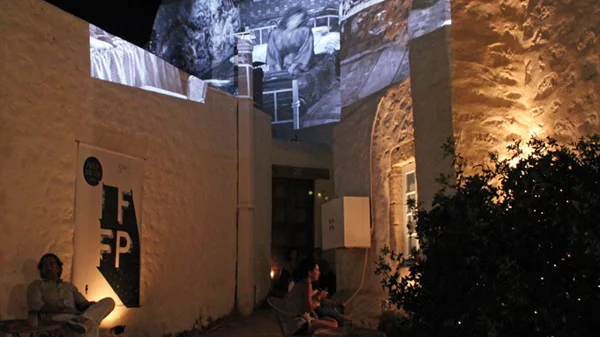 Σοφιστικέ χαλάρωση  και σινεμά κάτω από τ’ αστέρια στην Πάτμο