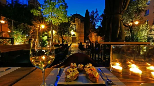 «Βy the glass»: μουσικόφιλη πανσέληνος να την πιεις στο ποτήρι