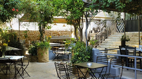 Ταβερνάκια σε πράσινες αυλές