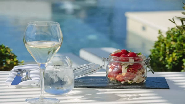 Ο σεφ Γιώργος Γραμματικόπουλος μας ξεναγεί στο εστιατόριο του Aqua Blu Hotel + Spa 