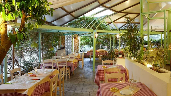 Ο Τζίτζιρας, ο Μίτζιρας και το αθηνόραμα Club  