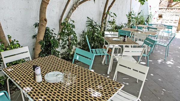 «Αιόλου 68»: Πόλης και νησιού γωνία