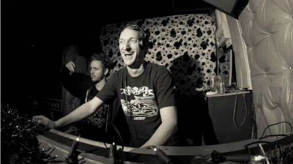 Το εκλεκτικό DJ δίλημμα της Παρασκευής