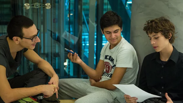 Zοοm στο παρασκήνιο: έφηβοι ρεπόρτερ στη Στέγη