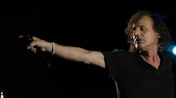 Ο Βασίλης Παπακωνσταντίνου αφουγκράζεται τις φωνές των ποιητών... και άλλες ενάρξεις στον «Σταυρό»