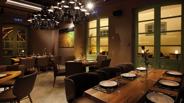 «Επτά 7»: Φουλ της πολυτέλειας  στο Θησείο 