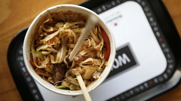 «Wok Eat» με κυριακάτικο μπουφέ  