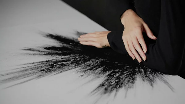 Η Φωτεινή Τσαλίκογλου για τον «Έρωτα και τις σχέσεις των ανθρώπων σε ταραγμένους καιρούς»