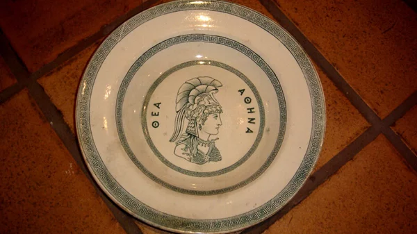 Λόλα Νταϊφά: η ιστορία της Ελλάδας μέσα από μια συλλογή σπάνιων πιάτων 