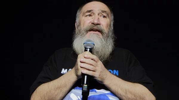 Ο Τζίμης Πανούσης επιστρέφει με ένα δράμα εποχής