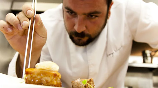 Παπαγάλε, πες «Οmu»