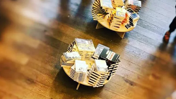 Books plus/Art & coffee: Kαφές, βιβλίο και…