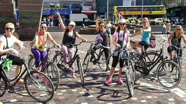 Γυρνώντας την Αθήνα με ποδήλατο