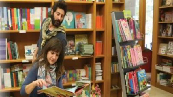 Ο Λευτέρης Ελευθερίου αφηγείται παραμύθια στο βιβλιοπωλείο Χριστάκη