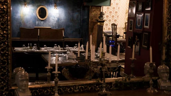 «Πλατεία Θεάτρου...»: Σύγχρονοι μεζέδες και παλιά δαντέλα