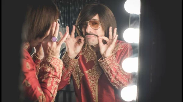 Ο Tonis Sfinos πάει Bollywood