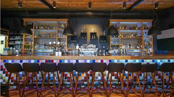 Τα ξωτικά των Χριστουγέννων καταλαμβάνουν την μπάρα του «Theory»