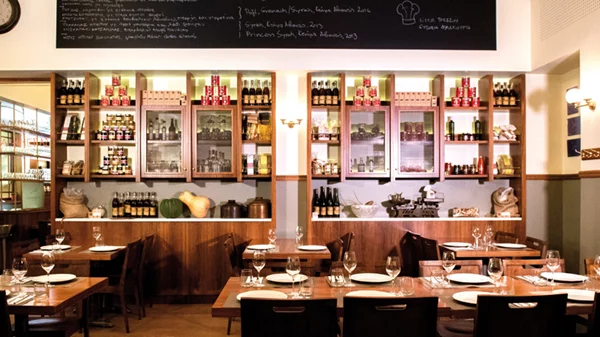 «1920 Βασίλαινας»: νόστιμα νέα (και) στον Πειραιά