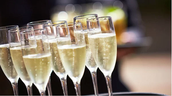 Γιορτινοί αφροί: η all time classic σαμπάνια