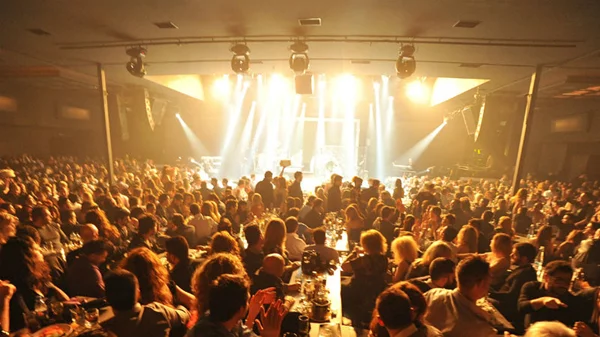 Ποιός τραγουδάει πού 