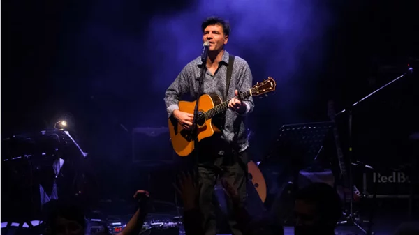 Ο Φοίβος Δεληβοριάς φέρνει κλαρίνα στο «Hotel Ερμού»