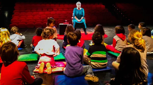 «Παραμύθια με την Ξένια» στο θέατρο πόρτα