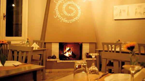 Kλείσε online τραπέζι για την παρέα μέσω του «α»